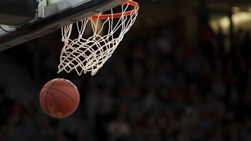 NBA季后赛精彩对决直播画面 - 球员飞身扣篮瞬间